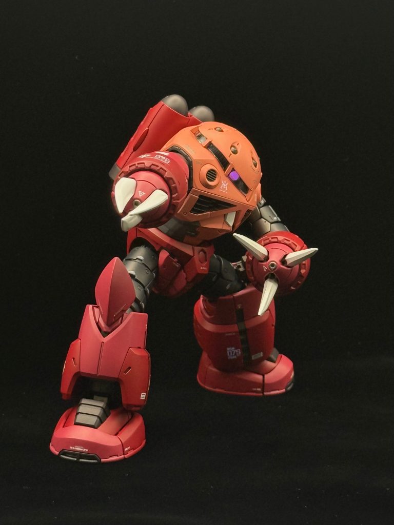 ただ、このキットの難点は、この関節構造がアドヴァンスドMSジョイントとなっており、重いハンドクローを支えるには保持力が十分でないこと、それと、RGの特徴である成形色のパネルの色分けに統一感がなく、チグハグな印象が拭いされないという点です関節構造の緩さは、あまりガシャガシャとポージングを変更しないことで回避(抜本的な解決ではないですが・・・) また、パネルの色分けは、全塗装でカバーです