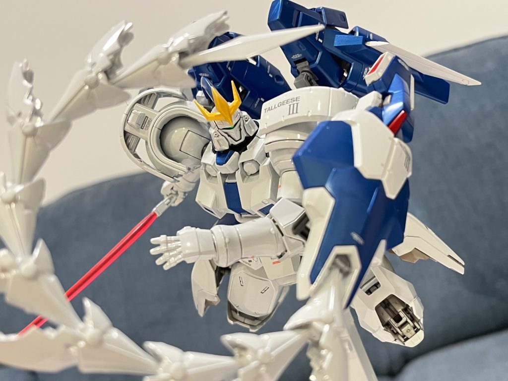ポースを崩さないようにビームキャノンを外れました。ヒートロッドのユニットを連結してフル編成にしても腕が下げられません。本当にすごいです！