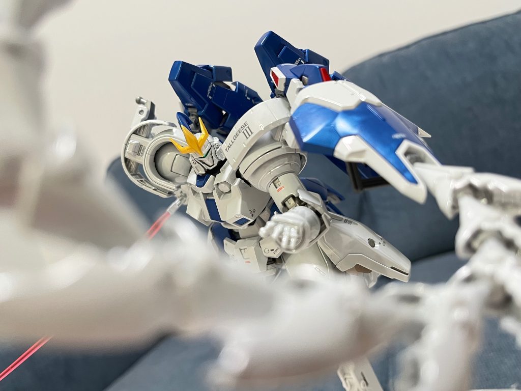 Endless Waltz を観るのは一度だけなので、トールギスIIIのことはあまり語れません。ガンダムエピオンのようにヒートロッドでビルゴの海を突貫します。