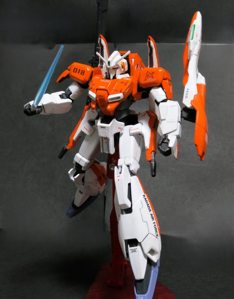 実はかなり古い製作で、記録だと2014年製作のようです。ユニコ―ンガンダムで、このゼータプラスが登場しました。色は全身グレーですが、アムロ搭乗テスト機(デモ機)の設定(オレンジと白)にしました。オレンジと白のツートンカラーがちょうどいい派手さでデモ機に合います。