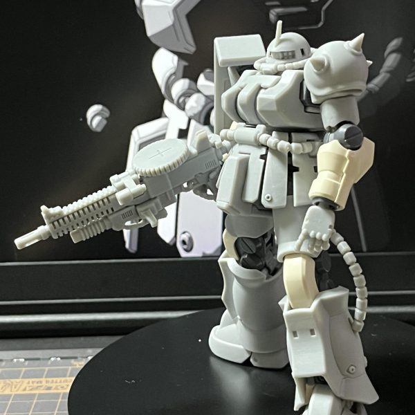 ♪遠い星は死んで　あなたは今何処に　夢に醒め続けて　言葉に凍る　光はカオス　燃えてゆく獣に　惜しみなく与える魂　…と、いう、ORIGIN 前夜 赤い彗星　第4弾のあの地球侵攻のシーンで連邦戦闘機を迎撃するザクの射撃ボリュームが欲しくて銃器デカくしたんですが…どう？お爺はこれぐらい欲しいんだけど…ちなみに完成版ではグレネード脱着可能・マガジン選択式予定…UP遅くなった。続く。（4枚目）