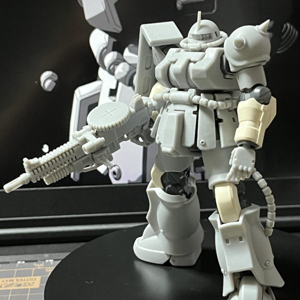 ♪遠い星は死んで　あなたは今何処に　夢に醒め続けて　言葉に凍る　光はカオス　燃えてゆく獣に　惜しみなく与える魂　…と、いう、ORIGIN 前夜 赤い彗星　第4弾のあの地球侵攻のシーンで連邦戦闘機を迎撃するザクの射撃ボリュームが欲しくて銃器デカくしたんですが…どう？お爺はこれぐらい欲しいんだけど…ちなみに完成版ではグレネード脱着可能・マガジン選択式予定…UP遅くなった。続く。（5枚目）