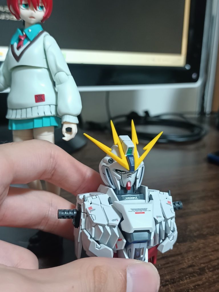 素体の頭部と胸部です。初めて作るMGでもあったので、作ってる間ずっとクオリティに興奮していたし、完成するまではこのまま飾っていました