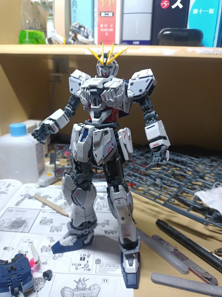 素体です。細いですね。少し話題が逸れますが、ZZやRX-78-2など、屈強でガタイがよく、いかにも主役が乗り、一騎当千の活躍をするヒーローとしての「ガンダム」ばかり目にしてきたので、華奢でどう見ても弱いのに、それでも色々な武装を背負って強敵に立ち向かうナラティブが「ガンダム」という大きな名前を背負っている所が本当に好きです