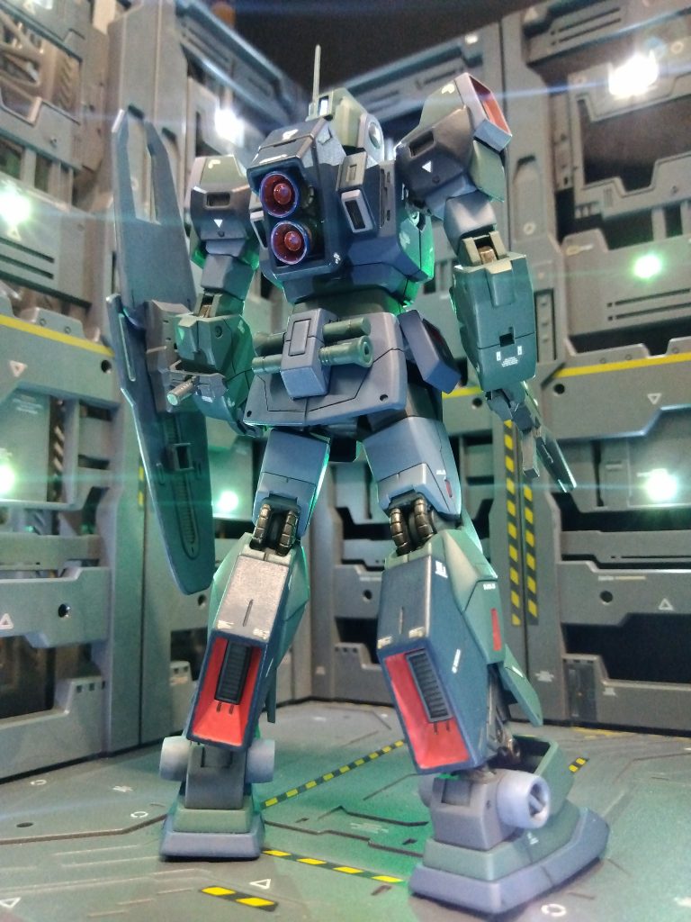 通常カラーがグリーン過ぎるので、トーンを落とした色にしてみました。軍用機っぽさが出たかなと。