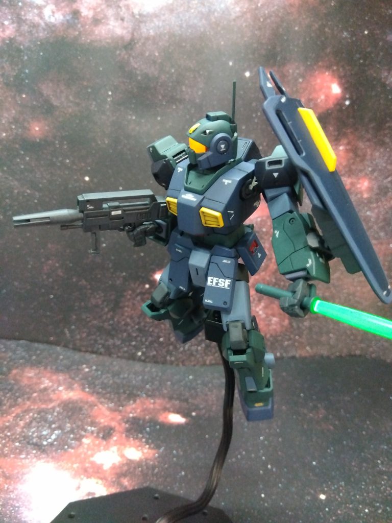 付属のサーベルはそのままでブラックライトで発光しますね。