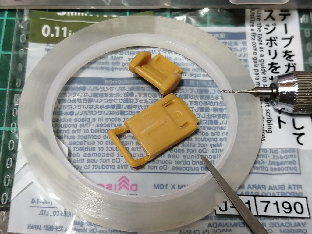 今回はプレーンに作りました。やったのはモールドの掘り直しとスラスター？バーニア？や銃口、そして御口の開口ですね。&nbsp;