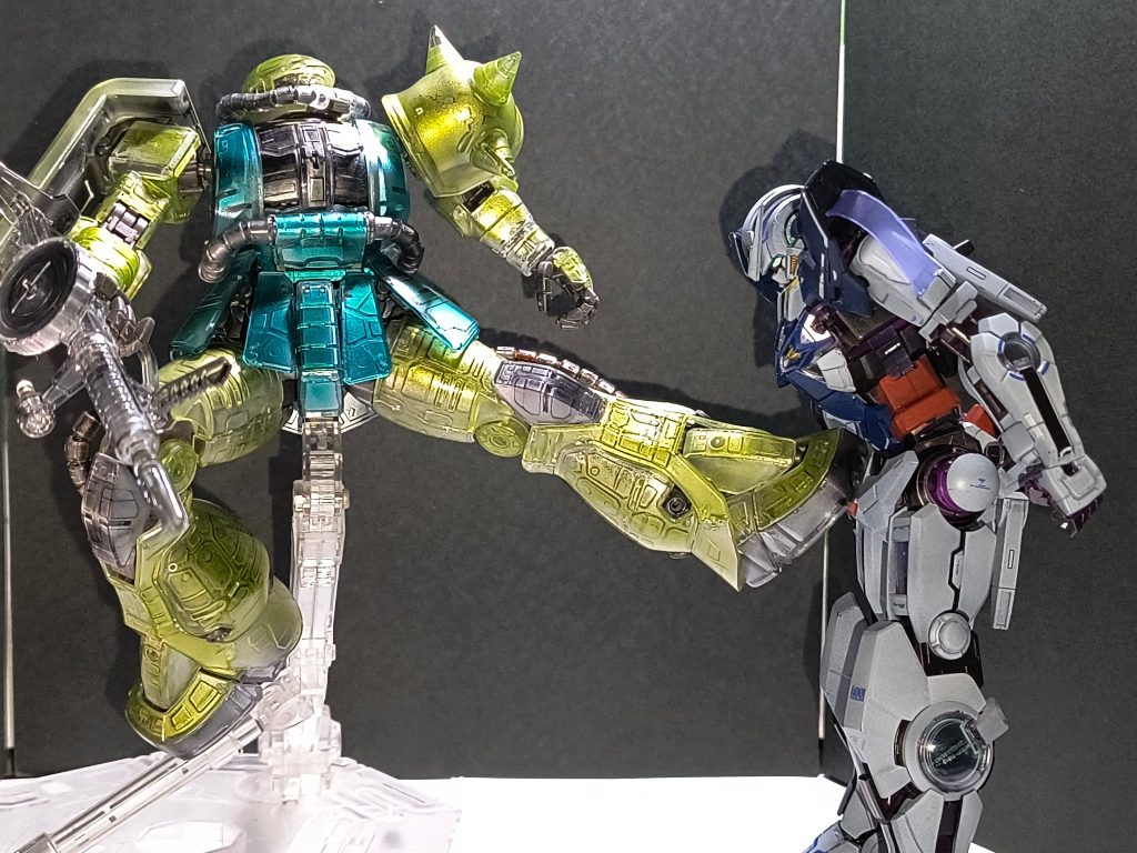 過去作のエクシアさんに蹴られる役をお願いしました(zaku-kao2)