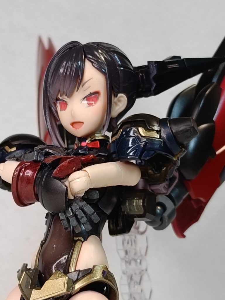 ご覧いただいたように「マスターガンダムらしさ」とあわせて「東方不敗らしさ」も、このキットの中で表現したつもり！Gガン系は、腕組みさせたくなりません？腕組み用パーツを作成し、差し替えを行うことで無理のない腕組みポージングを実現しました。この後もあれやこれやといろんなショットが出てきますが、ぶっちゃけこのポージングが一番決まっている感じがします。