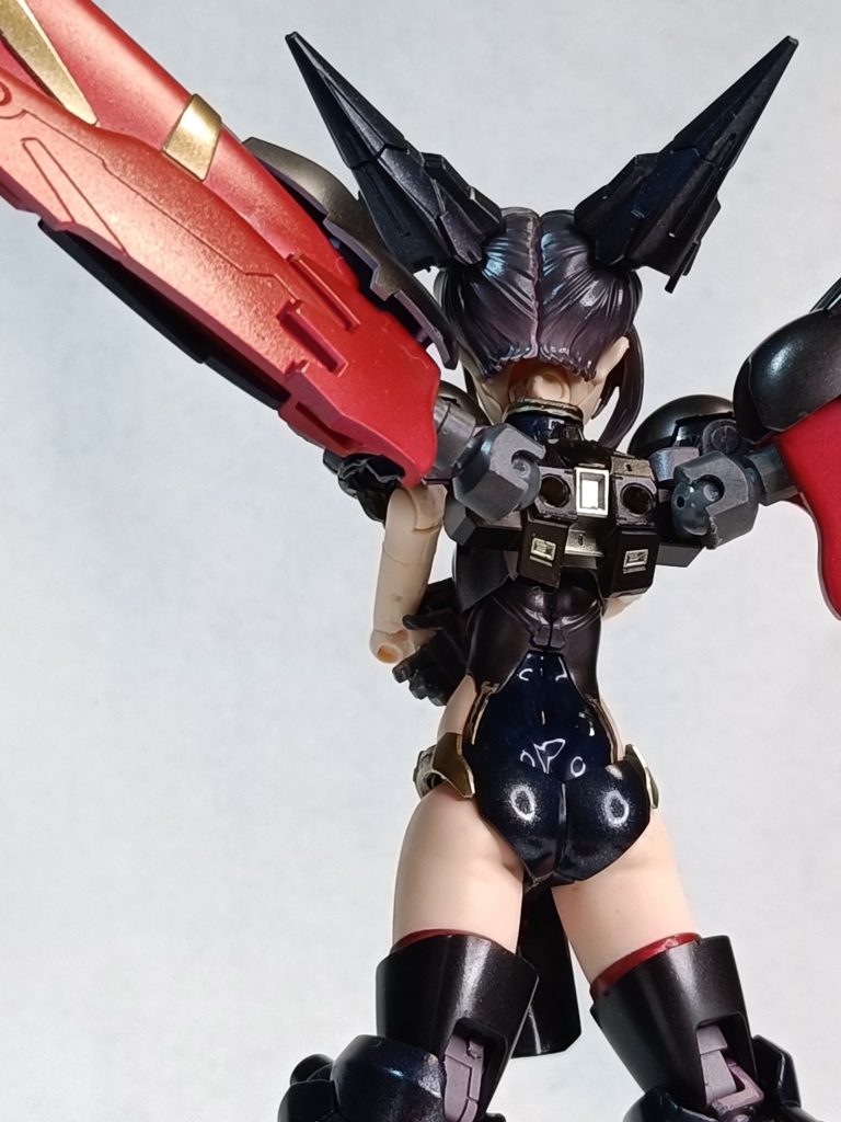 バックシルエットマスターのウィングバインダーと肩アーマーは、あばたーふみなのバックパックで保持する仕組みに変えています。