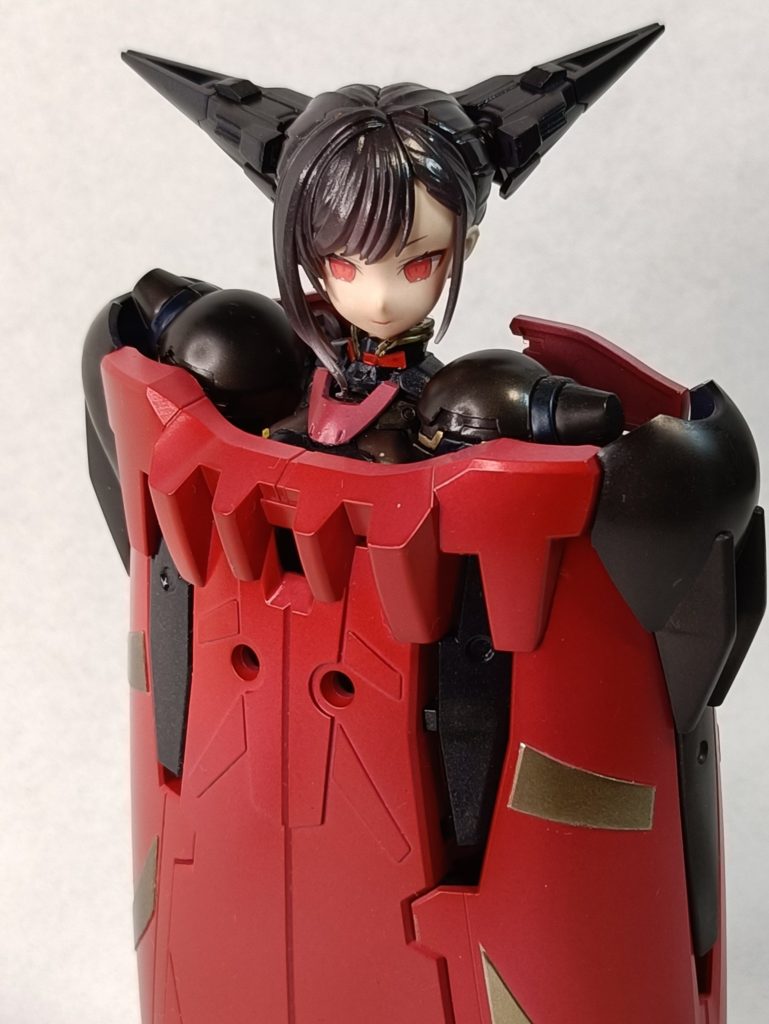 マントモード…マントモードの呼称で合ってる？ウィング状のマントを外したボディを、キット通りのマントパーツで挟み込むだけです。塗装剥がれが心配になるね。&nbsp;……僕はけっこうGeminiと作品プランを検討しあうのですが、Geminiが「このマントパーツをアイアンメイデン風にしてひきこもりキャラにしません？？」って提案してくれて…。あれは正直、今でも採用すればよかったかな…と思っちゃうプランですねえ。