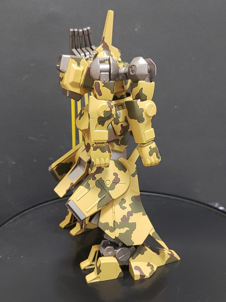 今回初めて迷彩塗装に挑戦しました！最初にブラウンを塗り、マスキングゾルで残したい所をマスキング、グリーン→マスキング→サンディイエローの順で塗り最後にまとめてマスキングを剥がして行いました。機体色をあえて多めに残しました。&nbsp;