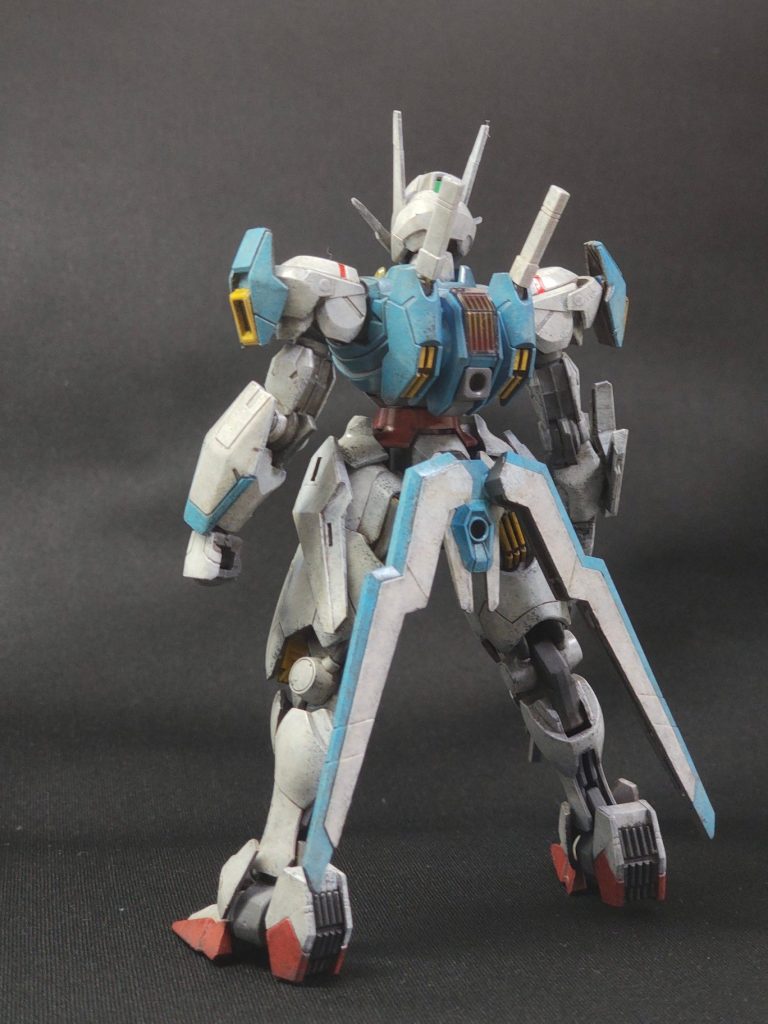 後ろ。そういえば足の構造も鉄血のガンダムフレームと同じではなかろうか。