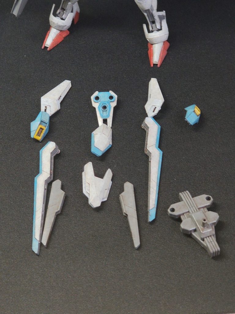 シールドは細かく分離して、それぞれドローン的(νガンダム的にはフィンファンネル)に攻撃したり、ボディの腕や脚に装着して推進力を増すのに使われます。それはいいんだけど、中央に来るベースの部分(写真右下のやつ)は分離した時、どこに行ってるんだろうかという謎が...&nbsp;