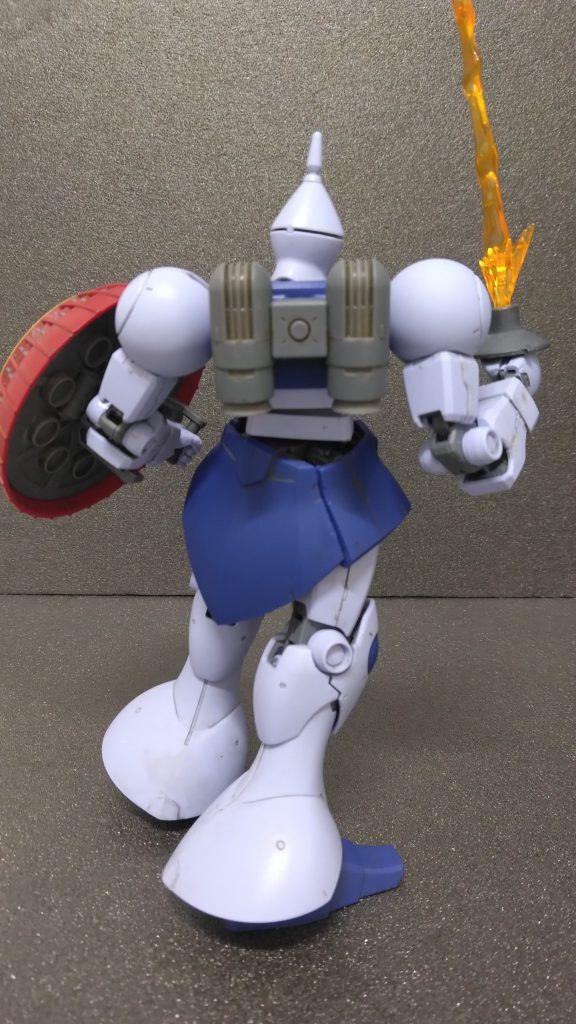 盾裏の肉抜き穴には、丸モールドで蓋をしました。