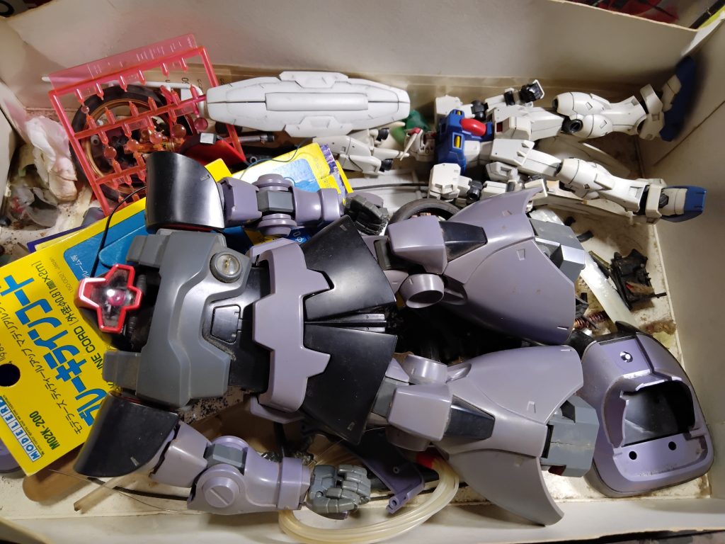 作品名：ドムの日<p>25年くらい仮組放置中。　ヒート剣とジャイアントバズ紛失、他完品。まさかこの状態でもあって良かったと思う時代になるなんて。</p>
