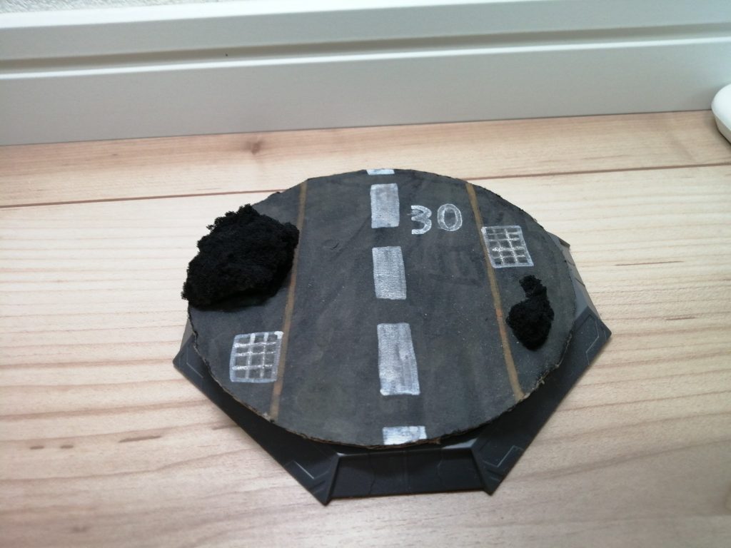 ジオラマ自体は丸く切った段ボールに色塗ったスポンジを貼っつけて道路の模様を描くだけの簡単に製作しました。