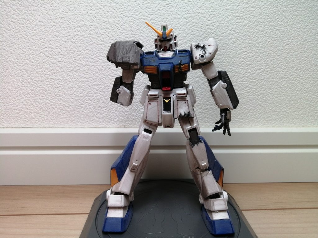 ガンダム本体は自分好みに色々な箇所の色を変えて荒いヤスリで削ってダイソーさんのクレパスの粉でウェザリング。