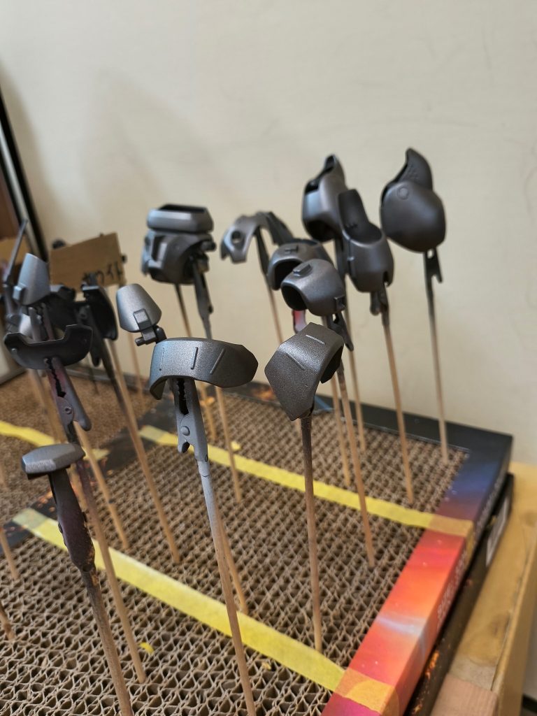 これは下地の焼鉄色が吹き終わったところです。