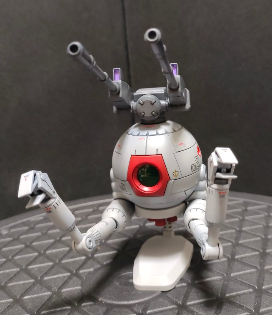 2号機。目のクリアパーツからコクピット見えるんだけど写真だと分からない(泣)ボールってカッコいいって初めて思った。売ってしまったMVSだっけ?のジムと並べたい・・・。売らずに積んどきゃ良かった😭