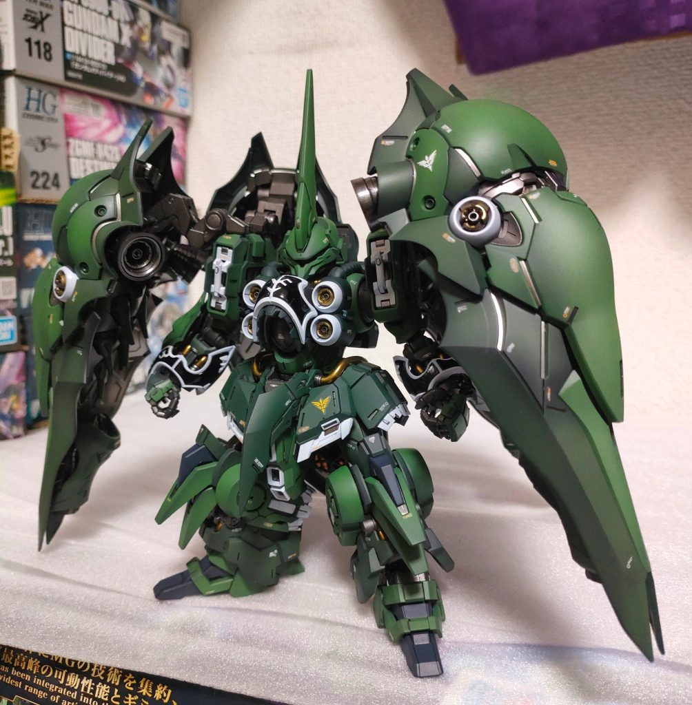 今回はMGSDと言う事で艶消し部分とツヤ有り部分をわけてチラリとキラる感じで。メタリックパーツ一部、ホースのパールゴールドとエングレービングの黒はツヤ有りで仕上げてあります。違いが分かるかな?