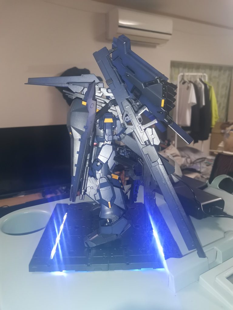 作ってる時に意識したことは全体のシルエットをまとめることです。最初にフルドドをつけたときに、「これフルドドのウイングがデカいせいで全体のシルエットが逆三角形になってて変だな〜 」と思いバックパックからHGパワードアームズパワーダーのサブアームを生やしてTB風に機体全面に展開して見ました。