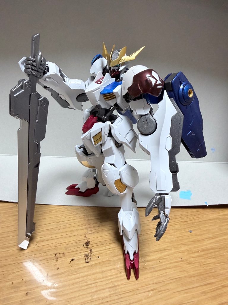 ご無沙汰の久々投稿です。今回はちょい昔にたまたまゲットできてたバルバトスルプスレクスを作っていた、のですが……、 実はあのエンドあまり納得行ってなくて。もし鉄華団生存ルートがあったなら……あの時支援物資があったなら。改修や修理できる余裕があったなら……と、IFルートを色々妄想して、生まれたのがこの形でした。名称的にはガンダムバルバトスルプスレクスハイマニューバ、なのかな。なげえ😅💦背中にはシリーズ違いのフライトユニット背負ってますけどご容赦下さい💦スクラッチできるほどの技術がなかったんじゃよ……💦