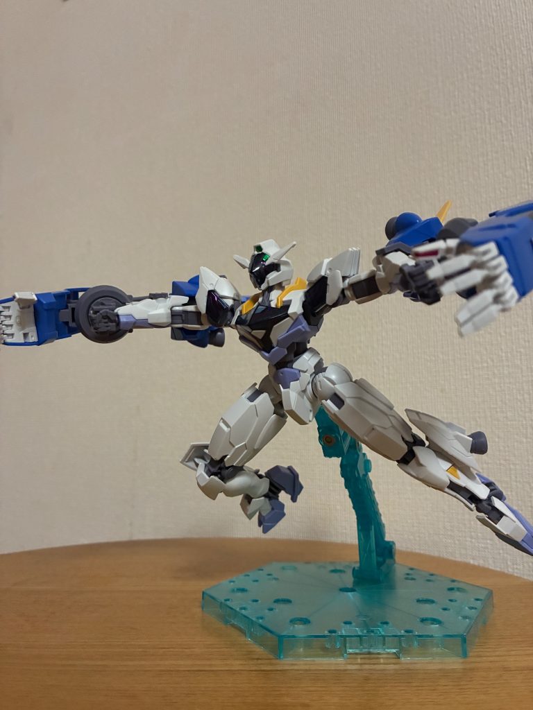 両手広げてー。両腕にすると、腕の大きさが相まってAOZのギガンティックアームを彷彿とさせる感じになりますね😁