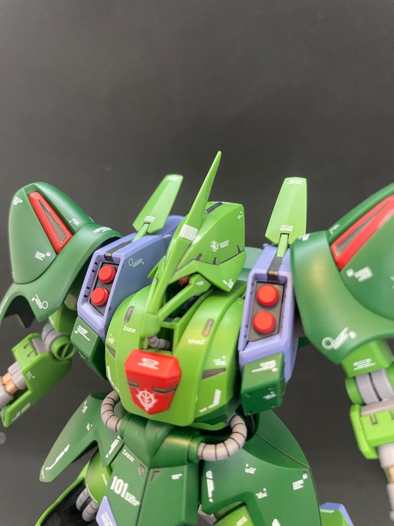 モノアイは、ピンク色のキラキラシールの上に透明レジンで製作😊