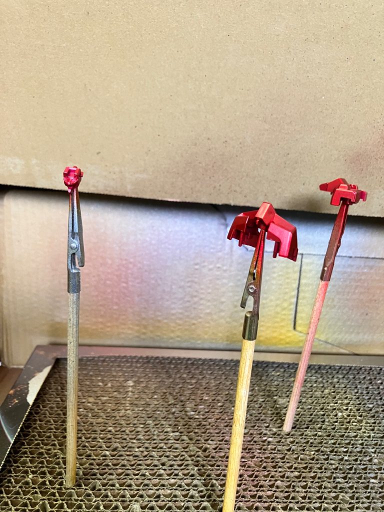 ガンダムマーカーのロイヤルメタリックレッドと、メタリックセットのメタレッドを使いました