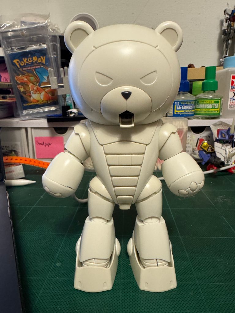 先週、近所のおもちゃ屋さんを見て回っていたとき、ベアッガイのキットを見つけました!!!すぐにそれを買い、家に帰って組み立てた。忙しかったので、素組みを終えるだけでもそれなりに時間がかかってしまいました T__TLast week I stopped by the local hobby shop and saw the Beargguy kit in stock. I instantly bought and built it at home. Due to a busy schedule, straight build took quite some time. 上週在家附近的玩具店發現熊霸,馬上帶回家拼。 因為忙碌,所以素組花了不少時間。