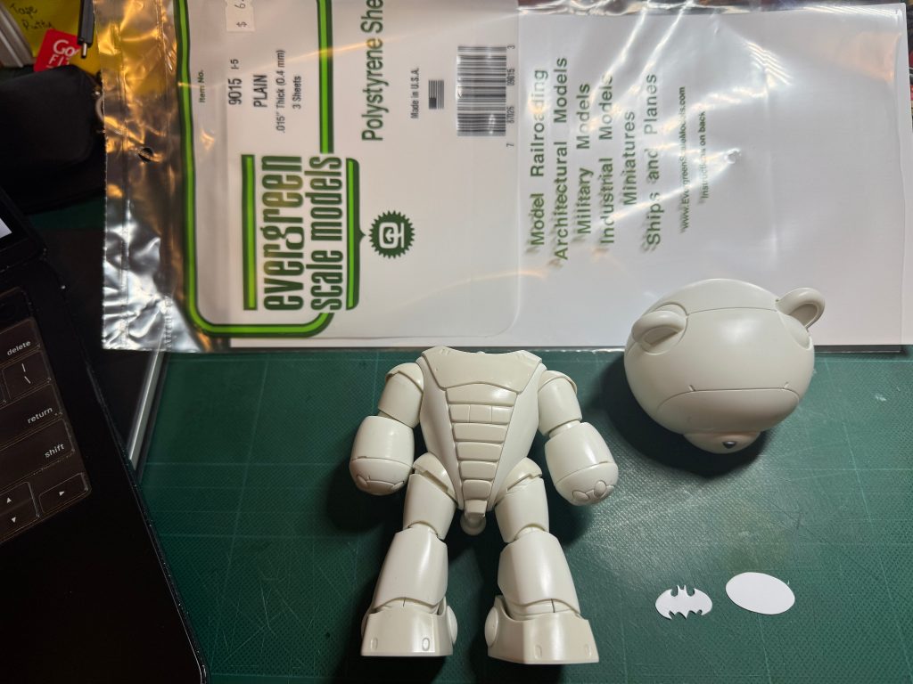 ベルトや紋章のパーツを切り出すためのプラシートを見つけた。Then I cut out the belt and crest on a plastic sheet.之後剪出腰帶和胸口的徽章。
