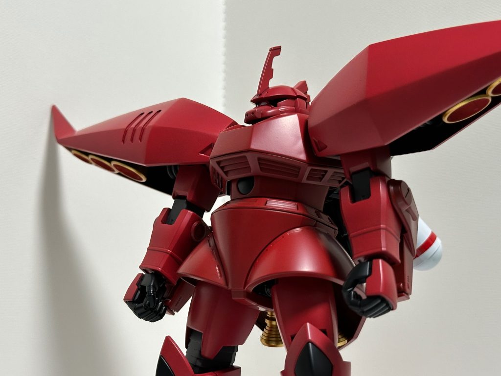 明るい赤はガイアの名鉄スカーレット、暗い赤はクレオスのハーマンレッドです。暗い赤は最初ガイアのブラッドレッドを使いました。が、乾燥してみるとマホガニーのような色合いになり流石に違うなと感じたのでハーマンレッドを上塗り。血のように濃く鮮やかな赤色でオススメがありましたら教えていただきたいです。