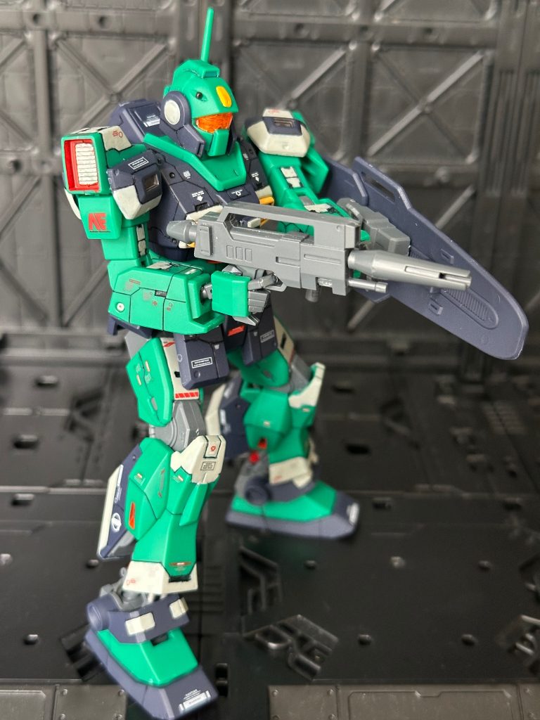斜めの角度からライフルの構え。