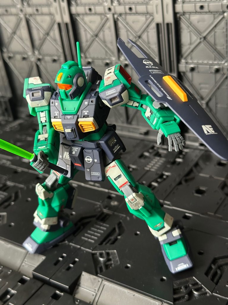 ビームサーベルで戦おうとしているポーズ。渋いぜ。もう脇役じゃないぜ。