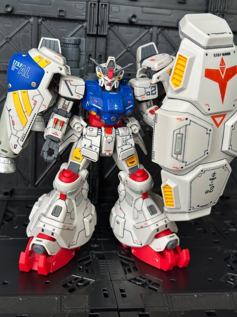 一度トップコートを塗った後に合わせ目消しを成し遂げたすごいガンダムです。むにゅってやってやすりて擦って、シール貼って。成形色だからトップコートがまたしんどい事…でもやって良かった！これで肩のバインダーの合わせ目マシにはなったかな。ちょっと亀裂入ってるケド。