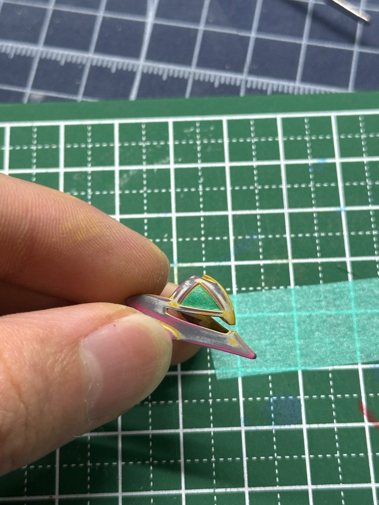 頭部の三角形(と足元の小さな三角)はシールを使わず、マスキングでの塗り分けをしました。