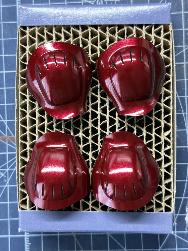 足元は一部筆塗りです