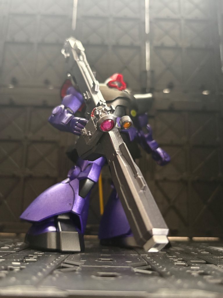ビーム発射口はシルバー、本体横のセンサーボックスはライトガンメタ。センサー大はレンズをクリアパーツにピンクレジンとクリアパーツ裏側からクリアピンクにて塗装。センサー基盤側をシルバーで塗装しています。センサー小はHアイズに変えても埋もれてしまうので、埋もれないようにセンサー本体とHアイズの隙間にクリアパーツで繋ぎ、クリアレジンにて固定しました。