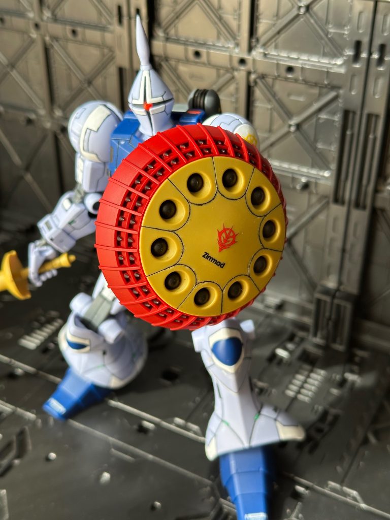 シールドの柄はディバイダーでホリホリしました。スジボリ堂さんのものよりなかなか掘りにくいです。