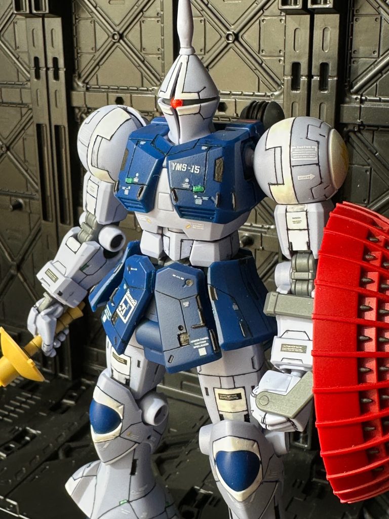 盾の裏を少し色をつけたのですがあまり目立ちません。ランナーを削ってアンテナを延長。所々にランナーを炙って伸ばして短く切ってデコレーションしました。