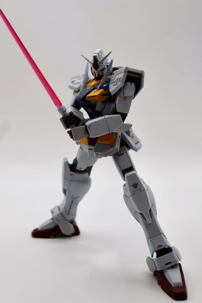 Oガンダムといえば、最終決戦でシールドを投げ捨て、ビームサーベルを両手で構えるあのポーズ！やっぱり外せませんね！