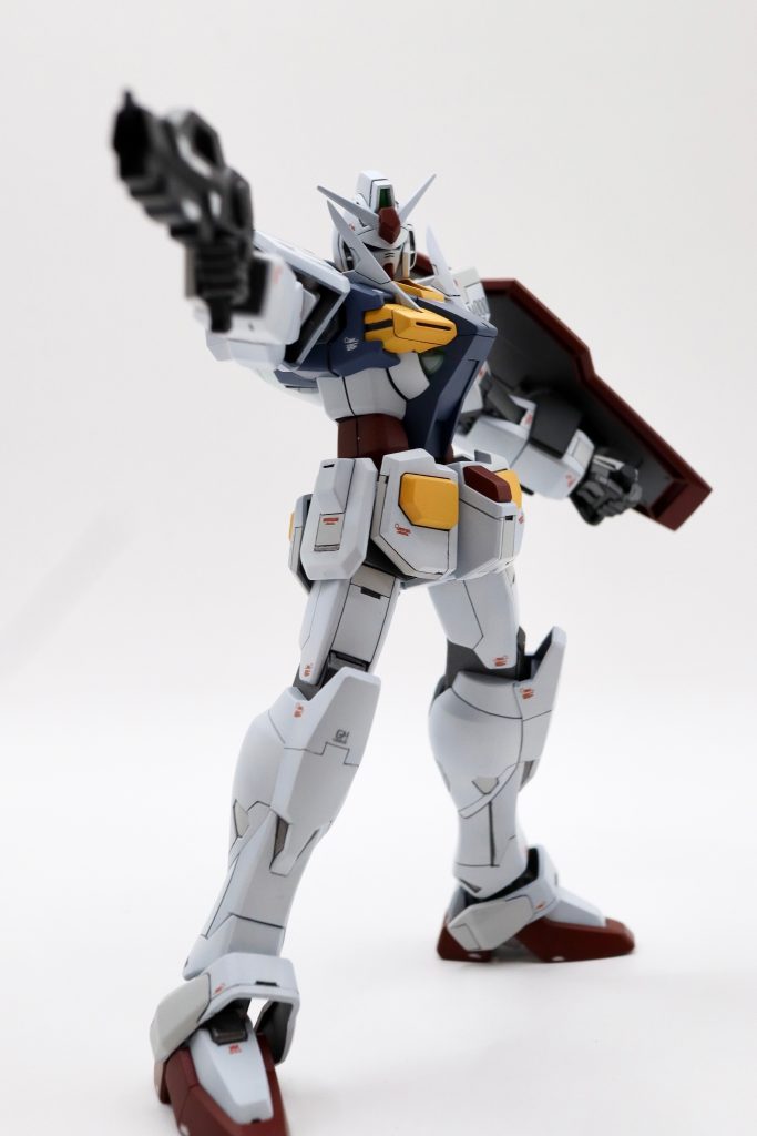 シールドを構えたポーズも、ビームガンの射撃ポーズもいい感じに決まりますね！