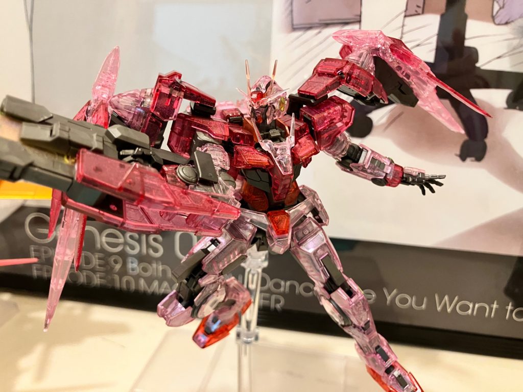 Xで、クリアパーツの裏からガンダムマーカーのトランザムホロレッドを塗るとよい、というポストを拝見したので真似しました。ガンダムマーカーエアブラシでホロレッドを軽く吹いてます。0.02ミリのブラウンのペンでスミ入れ、頭部に一箇所だけデカールを貼ってます。&nbsp;&nbsp;&nbsp;