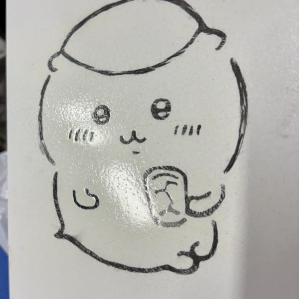 くりまん先生！！私にもハイボール下さい！🥃✨脱線して くりまんじゅう をプラ板アートしてみましたちいかわ映画は初見でも楽しめる構成でお勧めします🙂進捗としてはアーム周りの造形に四苦八苦して連休は溶けました（と言っても時間は無かったですが）&nbsp;&nbsp;（2枚目）