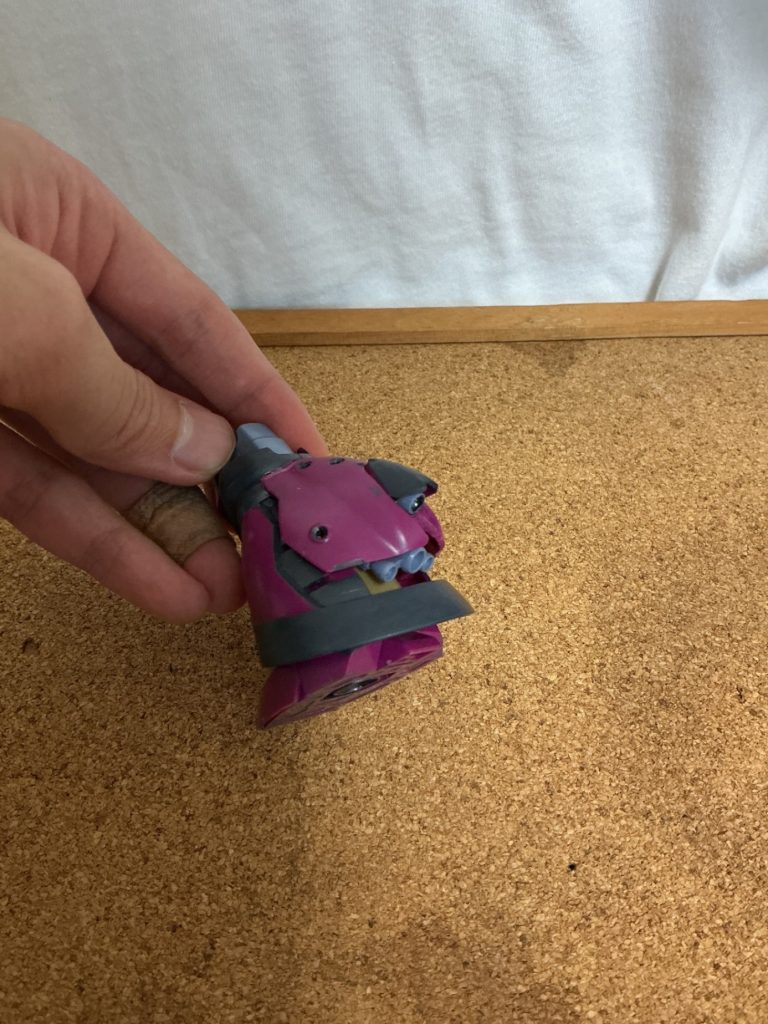 地味にこだわった装甲の展開ディテールアップも兼ねて穴あけと塗装してます！