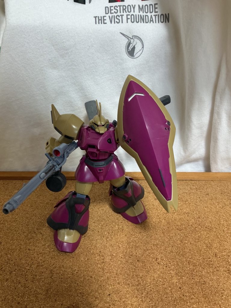 塗装はガンダムマーカーとラッカー塗料のメタルブラック的なやつのみです！