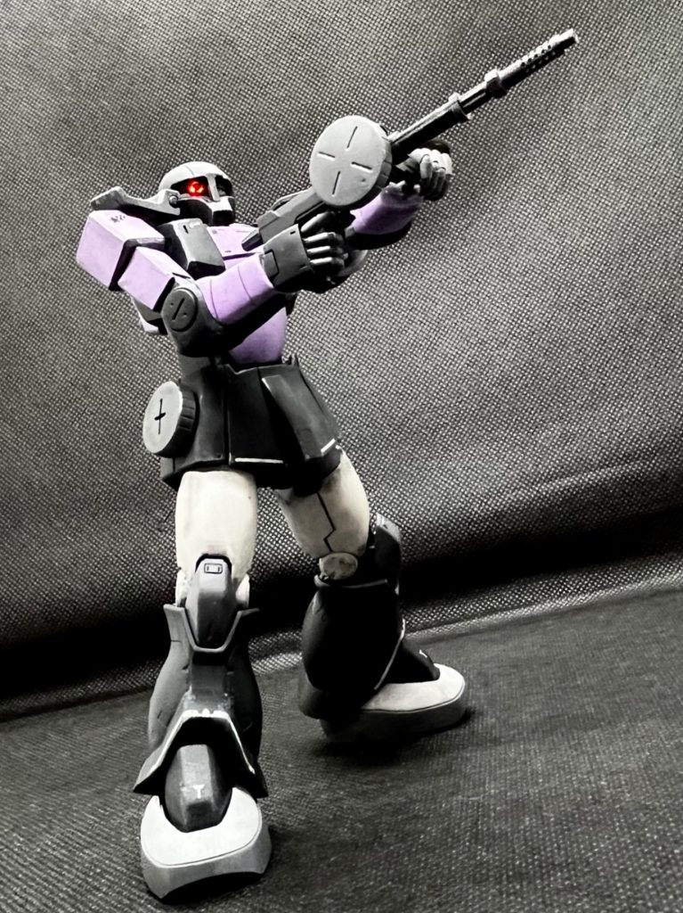 2006年発売で足短い・胴短いキットだったので、オリジン版シャア専用ザクⅡの脚などをミキシングして、スタイル改修+LED電飾+全塗装(スプレー缶)で仕上げました。
