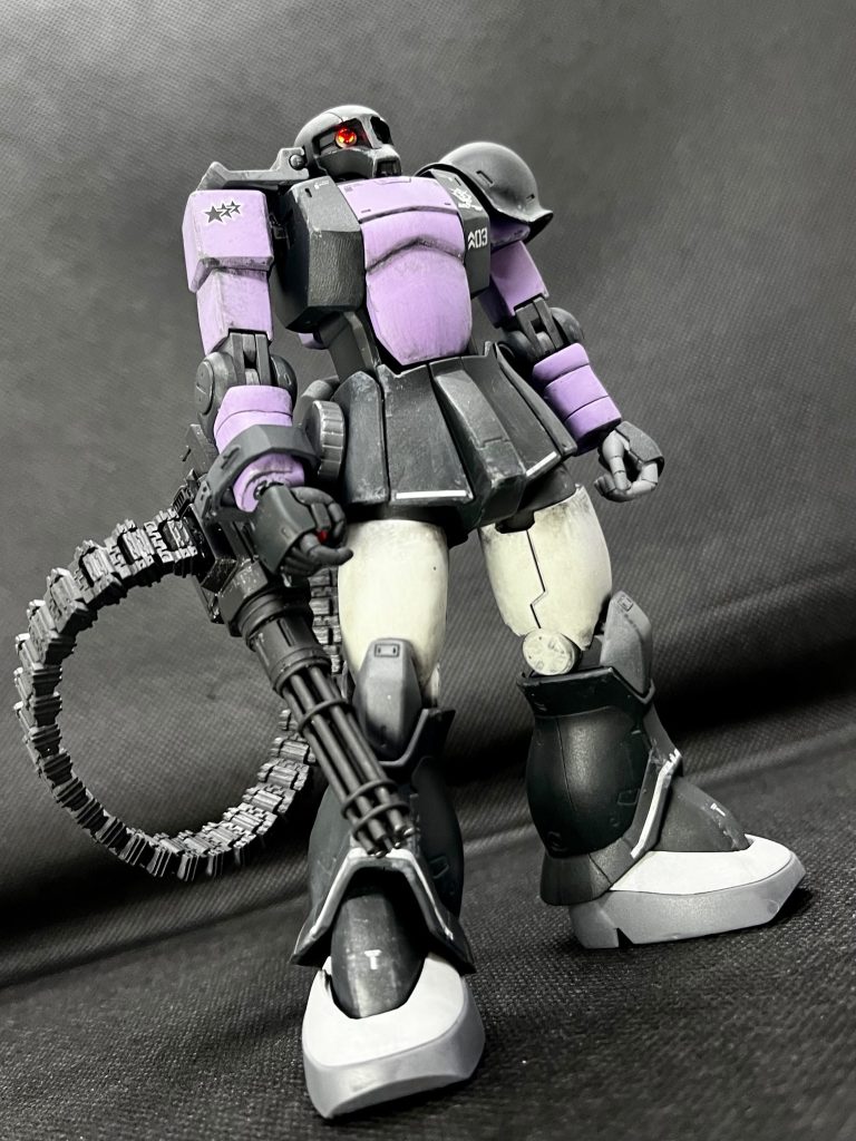 遊び心で、ガトリング砲を持たせてみました。旧ザクは無骨なので、ヘビーな武器も似合いますね。