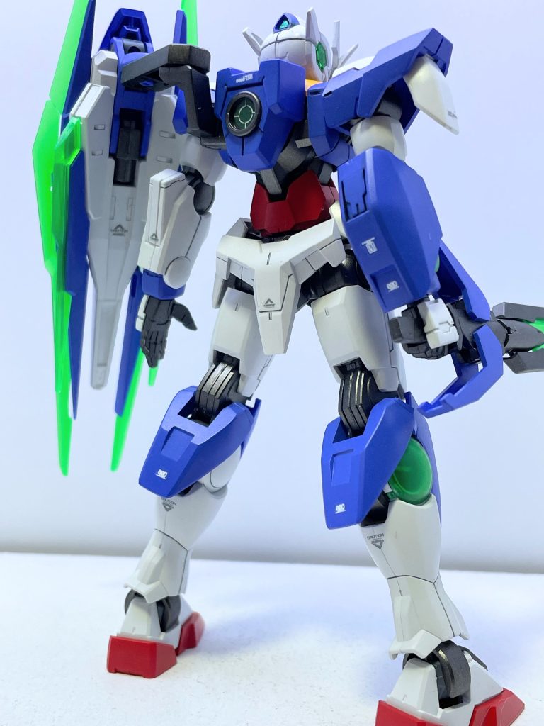 背面ガンメタ系色のフレームがメカ感を演出を出来ていると思います。